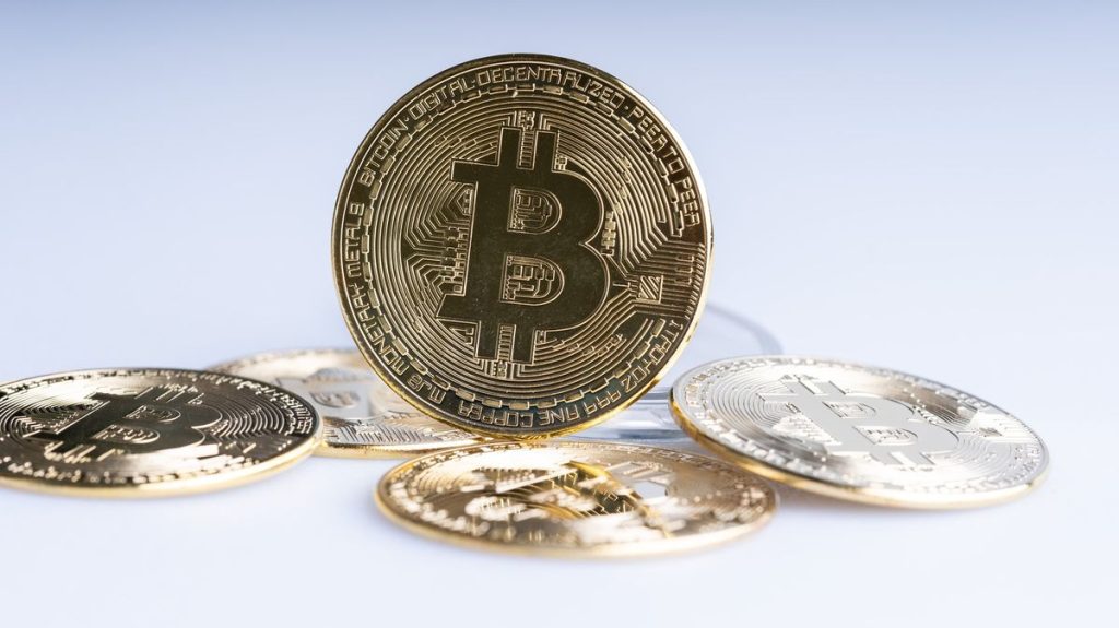 Bitcoinová kauza míří k soudu. Obžalováni jsou Blažek, Jiřikovský i další dva lidé | Deník TO