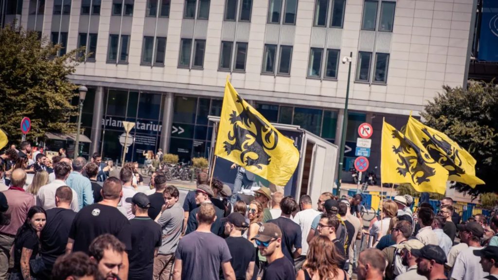 Pošlete je zpátky! Odpůrci migrace založili celoevropskou protiimigrační iniciativu a nyní demonstrovali v Bruselu. Své zástupce na pódiu měla i ČR | Deník TO