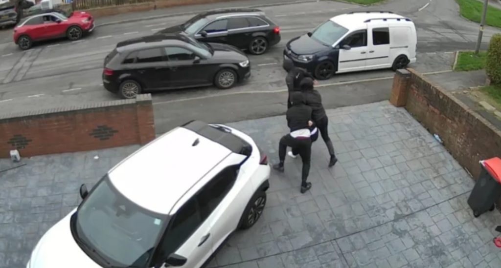 Sedm a půl roku ve vězení za únos ze cti. Policie uvolnila video plné násilí a zoufalství | Deník TO
